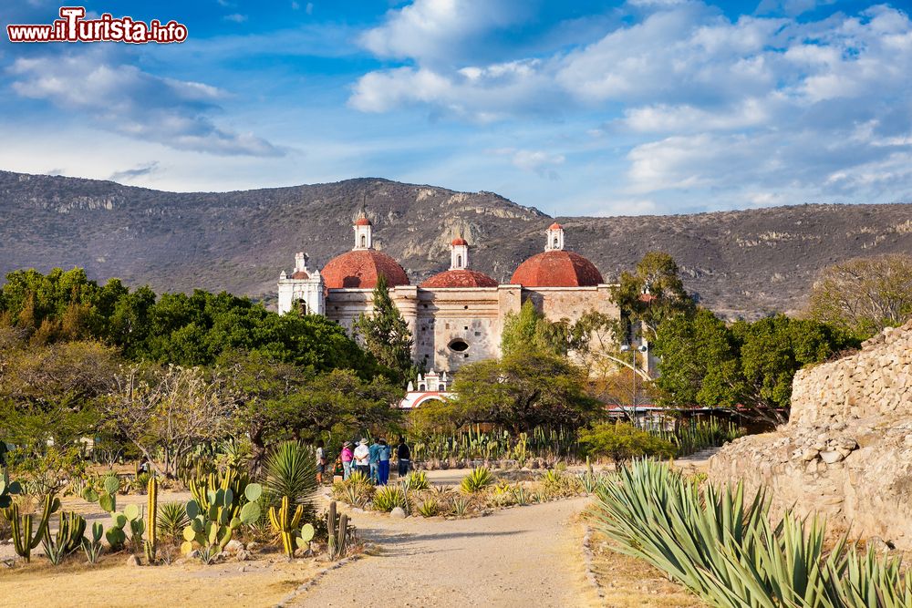 Immagine La chiesa di San Pablo a Mitla nei pressi di Oaxaca, Messico. Sorge in cime alle rovine del sito archeologico e venne costruita con le pietre di alcuni antichi edifici distrutti.