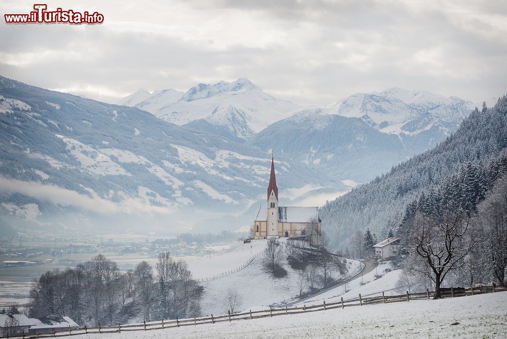 Immagine La chiesa di San Pancrazio a Fugen fotografata in inverno, Austria. Costruita fra il 1494 e il 1497 in stile gotico, questo luogo di culto e di pellegrinaggio merita una visita.