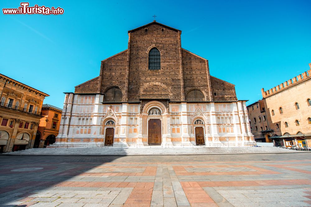 Immagine La chiesa di San Petronio nella piazza principale di Bologna, Emilia-Romagna. Si tratta della più grande chiesa in mattoni del mondo.