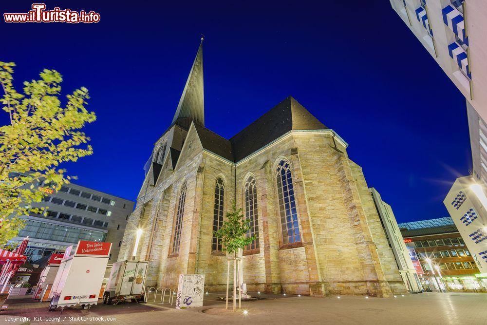 Immagine La chiesa di San Pietro a Dortmund by night (Germania). Costruita nel 1322, ospita al suo interno un altare ligneo scolpito del 1521: è conosciuto come Miracolo Dorato di Dortmund - © Kit Leong / Shutterstock.com