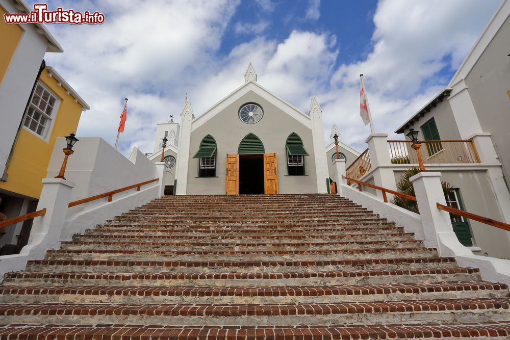 Immagine La chiesa di San Pietro a St. George's, Bermuda. Di grande prestigio è la struttura interna costruita in legno e ancora oggi perfettamente conservata. Rappresenta il più antico edificio religioso anglicano dell'emisfero occidentale.