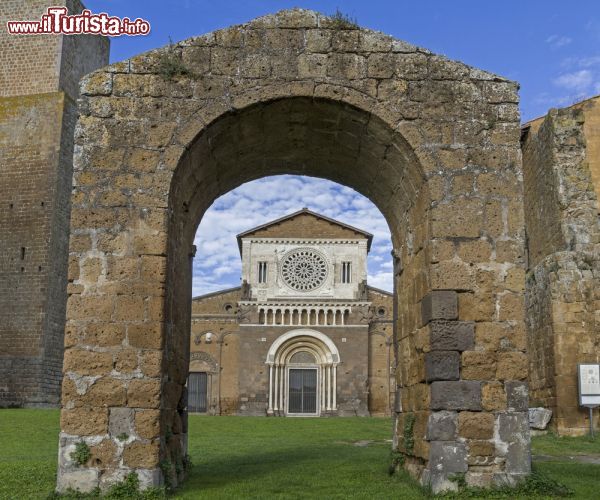 Immagine La chiesa di San Pietro a Tuscania, Lazio. Questo luogo di culto cattolico sorge sull'omonimo colle già probabile sede dell'acropoli etrusca. La facciata è caratterizzata da un rosone circondato da una moltitudine di elementi decorativi.