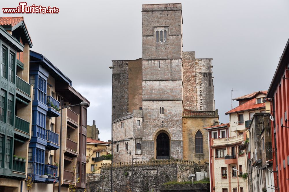 Immagine La chiesa di San Pietro a Zumaia, Paesi Baschi, Spagna. Questo imponente edificio religioso in stile gotico risale al XIV° secolo ed è uno dei monumenti simbolo della città.