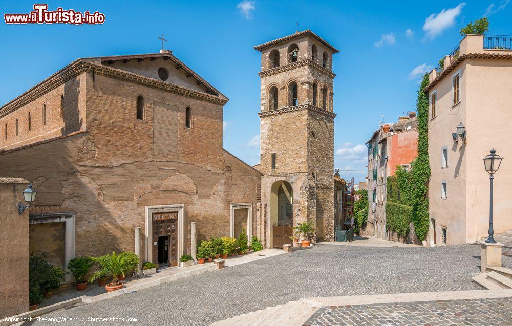 Immagine La chiesa di San Pietro alla Carità di Tivoli, provincia di Roma, Lazio. Come già accaduto per quella di Santa Maria Maggiore, questa chiesa fu edificata sui resti di una villa romana, probabilmente quella di Quinto Cecilio Pio Metello, per ordine di Papa Simplicio - © Stefano_Valeri / Shutterstock.com