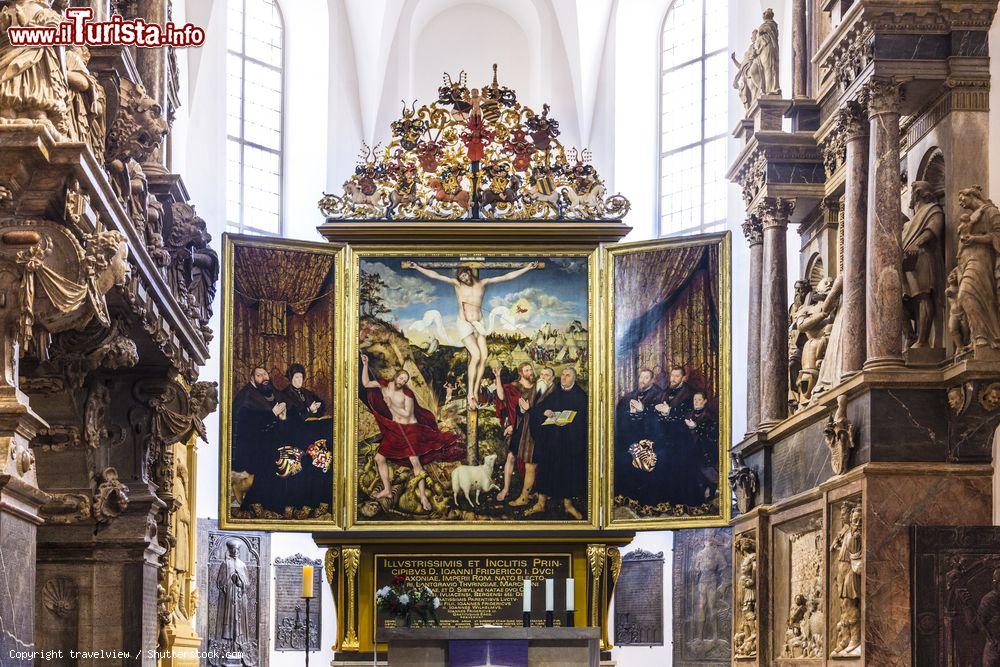 Immagine La chiesa di San Pietro e Paolo con il prezioso altare a Weimar, Germania. Venne realizzato nel 1552 da Lucas Cranach - © travelview / Shutterstock.com