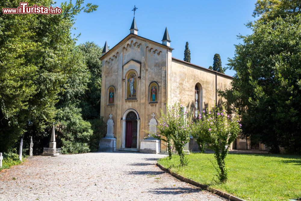 Immagine La Chiesa di San Pietro in Vincoli nella vicina San Martino: anche qui si trova  un Ossario dei caduti della battaglia risorgimentale