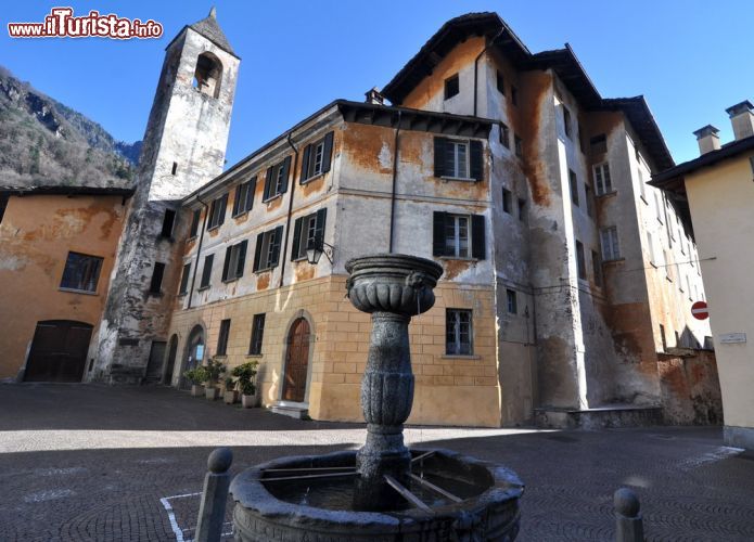 Immagine La chiesa di San Pietro nel centro di Chiavenna, Lombardia. Uno degli edifici religiosi ospitati nel territorio di Chiavenna, in provincia di Sondrio. Di fronte si trova una fontana in pietra ollare.