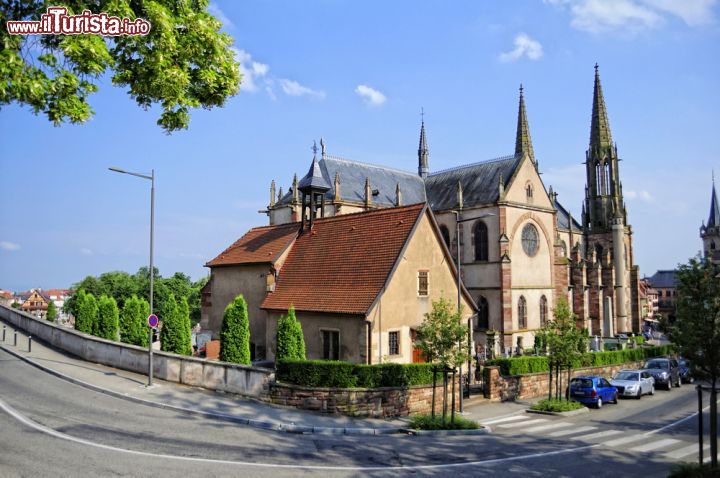 Immagine La chiesa di San Pietro nel centro di Obernai, Alsazia, Francia. Quest'imponente edificio religioso in stile neogotico si presenta con una facciata di grande bellezza architettonica - © 69782239 / Shutterstock.com