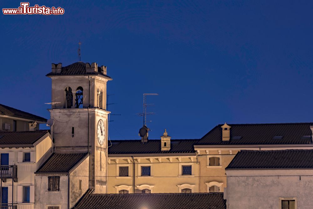 Immagine La chiesa di San Rocco nel centro storico di Pescantina in Veneto. L'edificio religioso risale al XV° secolo: situato al centro del paese, ospita al suo interno un altare in marmo con la statua del santo.