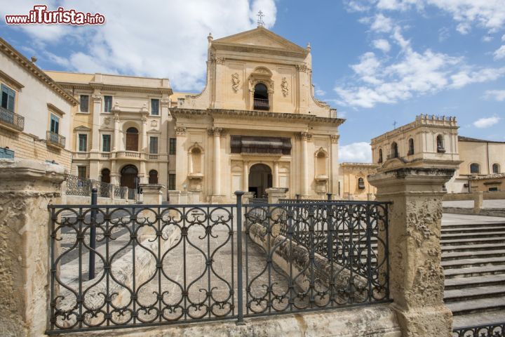 Immagine La Chiesa di San Salvatore a Noto - edificata nel 1796, questa basilica è una chiara testimonianza del passaggio stilistico tra tardo barocco e neoclassico, stile che infatti ritroviamo sia negli esterni, sia negli affreschi e nelle decorazioni interne. - © luigi nifosi / Shutterstock.com