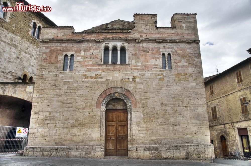 Immagine La chiesa di San Silvestro a Bevagna, Umbria, Italia. Sorge in piazza Silvestri e rappresenta un notevole esempio di architettura romanica della regione. Venne fondata nel 1195 come si può leggere in una lapide a lato del portale.