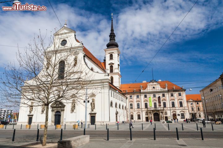 Immagine La chiesa di San Tommaso nei pressi di Piazza della Libertà a Brno, Repubblica Ceca. Questa chiesa barocca fu fondata con il monastero annesso nel 1352 da Giovanni Enrico di Lussemburgo per gli agostiniani arrivati da poco in città - © 250095118 / Shutterstock.com