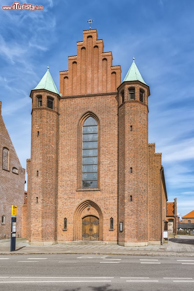 Immagine La chiesa di San Vincenzo nella città vecchia di Helsingor, Danimarca.