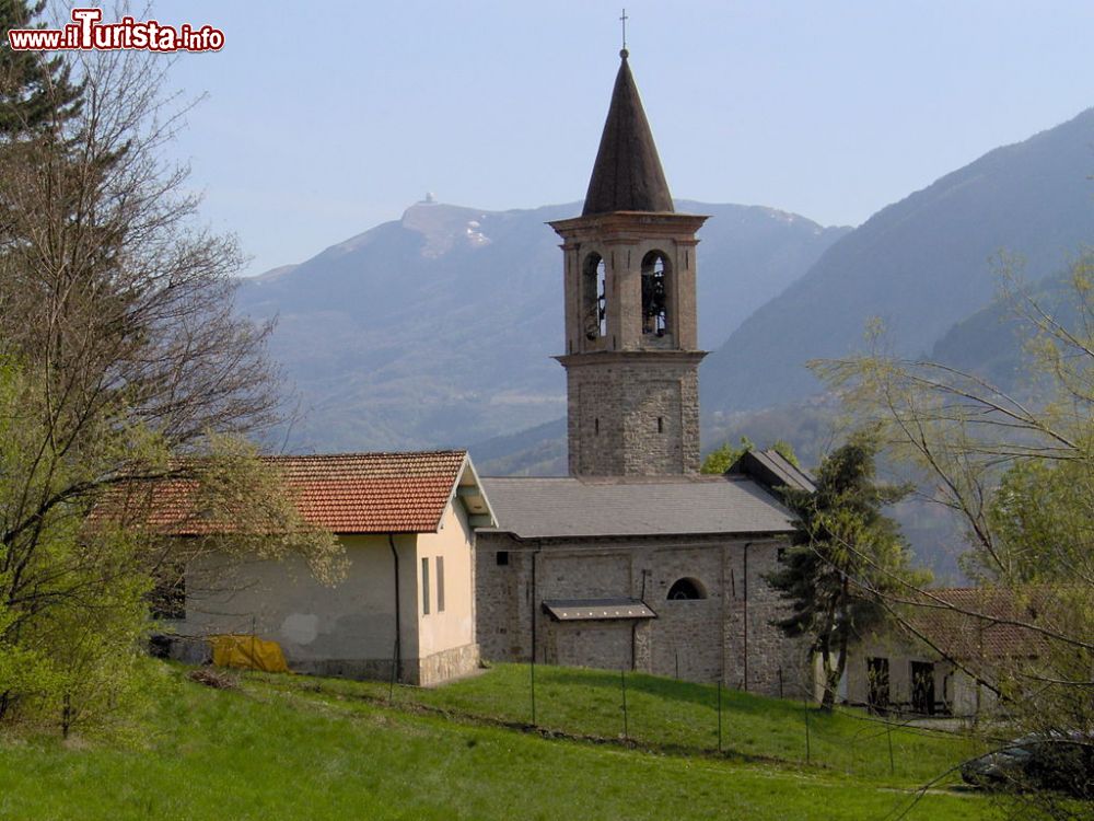 Immagine La Chiesa di Sant'Agata Vergine e Martire a Pregola in Lombardia, sullo sfondo il monte Lesima - © Sirwap, Pubblico dominio, Wikipedia
