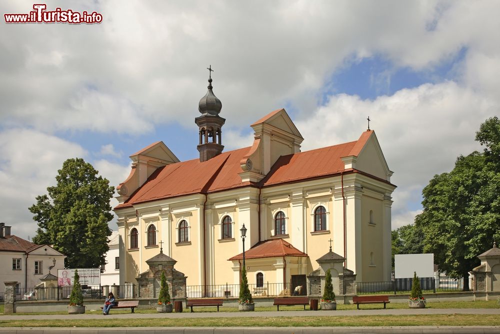 Immagine La chiesa di Santa Caterina a Zamosc, Polonia, in una giornata nuvolosa.
