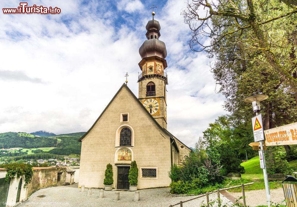 Immagine La chiesa di Santa Caterina nel villaggio di Brunico, Dolomiti, Trentino Alto Adige. Costruita attorno al 1340 grazie alle donazioni di Nikolaus del Stuck, questa chiesa è dedicata a Santa Caterina. La guglia a doppio bulbo che decora la torre campanaria risale a epoca più tarda, precisamente a dopo l'incendio avvenuto nel 1724 - © milosk50 / Shutterstock.com