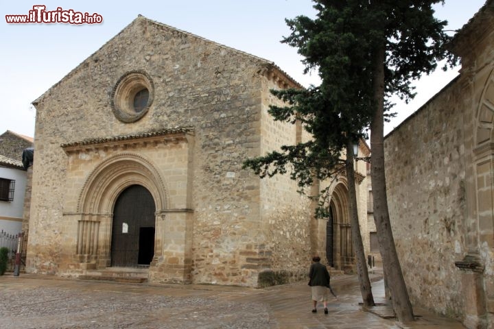 Immagine La chiesa di Santa Cruz nella città di Baeza, Andalusia, Spagna. Piccolo edificio religioso di Baeza, si presenta in stile tardo romanico, piuttosto inusuale nell'Andalusia orientale. Venne costruito nel XIII° secolo dopo la conquista dell'Alta Valle del Guadalquivir da parte di Ferdinando III° - © Ammit Jack / Shutterstock.com