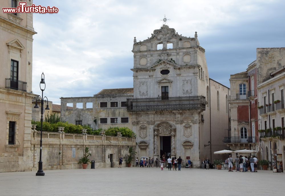 Immagine La chiesa di Santa Lucia alla Badia, Siracusa. Si affaccia in Piazza Duomo; la facciata si presenta a due ordini sovrapposti separati dalla trabeazione della balconata con ringhiera in ferro battuto.