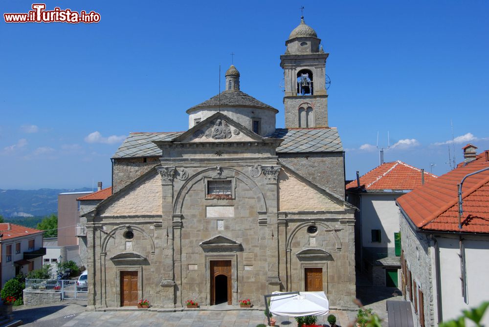 Immagine La Chiesa di Santa Maria Annunziata in centro a Roccaverano in Piemonte