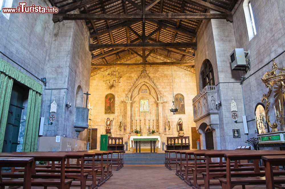 Immagine La chiesa di Santa Maria Assunta a  Vitorchiano. Particolare dell'interno con soffitto a capriata