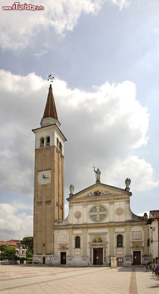 Immagine La chiesa di Santa Maria Assunta a Mogliano Veneto, provincia di Treviso. Edificata nel centro dove già prima del 1000 sorgeva una pieve con fonte battesimale, questa chiesa è stata sottoposta a diversi interventi di ristrutturazione nel corso dei secoli. La facciata dell'edificio venne rifatta agli inizi del Novecento mentre il campanile è l'unico ad essere stato poco rimaneggiato.