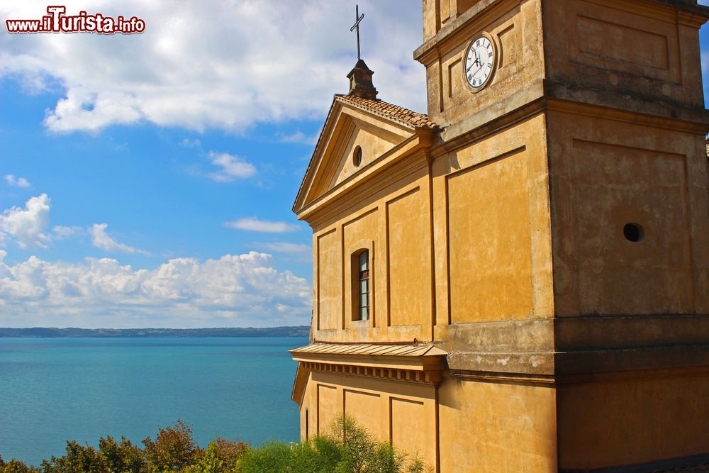 Immagine La chiesa di Santa Maria Assunta in Cielo a Trevignano Romano, Lazio. Situato in posizione dominante rispetto al centro storico, questo luogo di culto venne ricostruito nel XVI° secolo sui resti di un precedente edificio gotico per poi essere successivamente modificato a livello architettonico a fine XVIII° secolo.