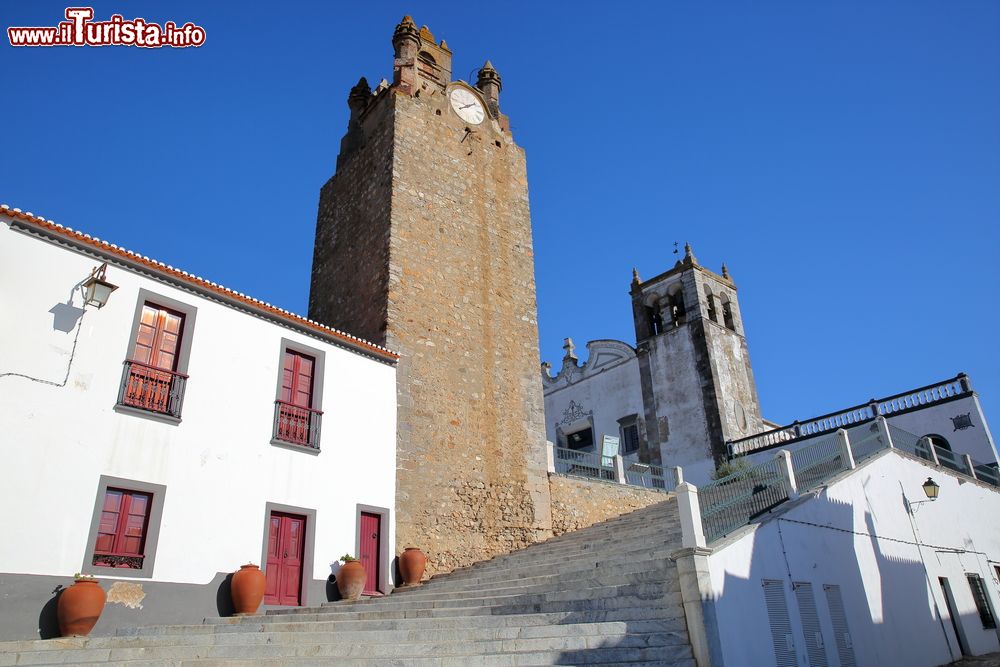 Immagine La chiesa di Santa Maria con la torre campanaria in primo piano a Serpa, Alentejo, Portogallo.