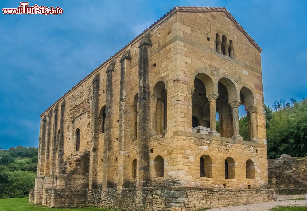 Immagine La chiesa di Santa Maria del Naranco nei pressi di Oviedo, Asturie, Spagna. Situata sul fianco del Monte Naranco a circa 3 km da Oviedo, questa chiesa in stile preromanico asturiano venne inizialmente concepita come un palazzo reale secondo il volere di Ramiro I° delle Asturie. Dal 1985 è patrimonio mondiale Unesco.