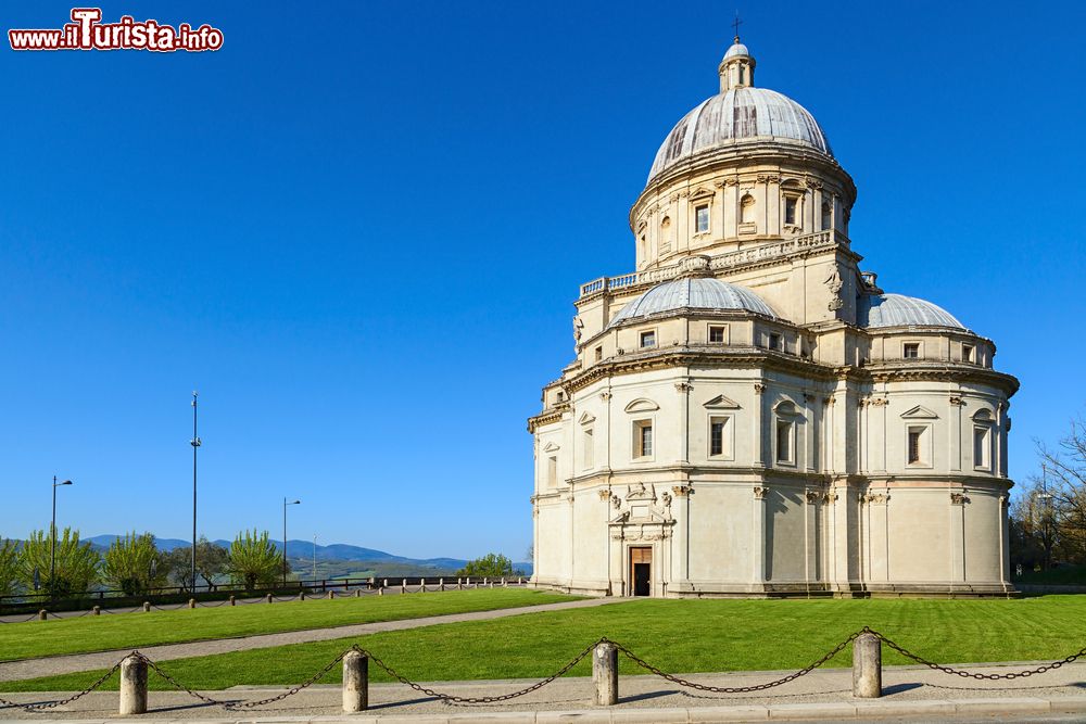 Immagine La chiesa di Santa Maria della Consolazione a Todi, Umbria. Sorge fuori dalle mura duecentesche della città ed è un grandioso edificio risorgimentale realizzato probabilmente su progetto del Bramante.