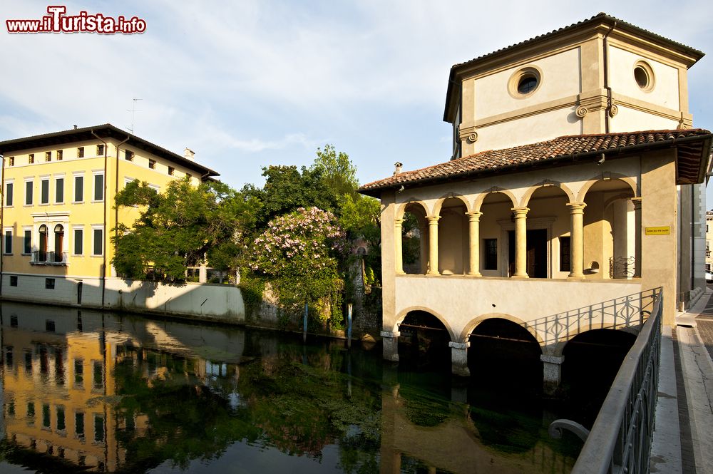 Immagine La chiesa di Santa Maria della Pietà a Sacile, Friuli Venezia Giulia. Questa piccola chiesetta del XVII° secolo si affaccia sul fiume Livenza. Si presenta con pianta esagonale e al suo interno ospita una statua in pietra arenaria che raffigura la Pietà.