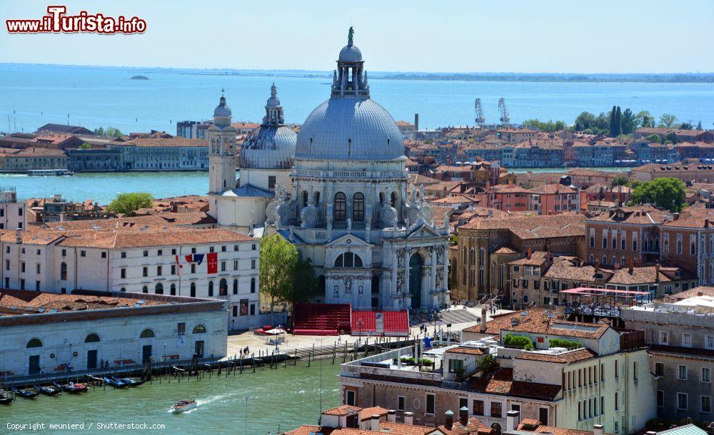 Immagine La chiesa di Santa Maria della Salute, si trova a Punta della Dogana nel sestriere Dorsoduro di Venezia - © meunierd / Shutterstock.com