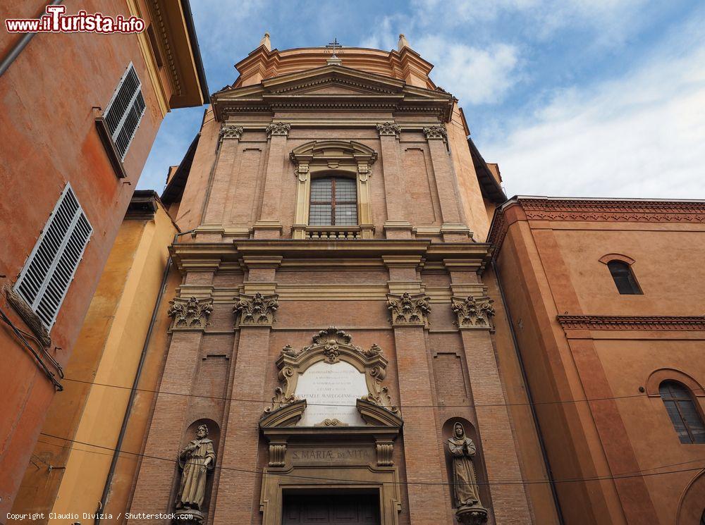 Immagine La chiesa di Santa Maria della Vita a Bologna, Emilia-Romagna. Sorge nel centro storico cittadino a pochi passi da Piazza Maggiore - © Claudio Divizia / Shutterstock.com