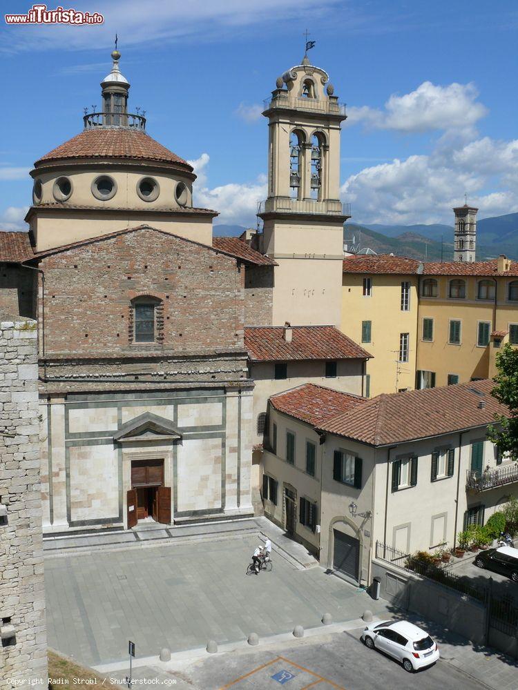 Immagine La chiesa di Santa Maria delle Carceri a Prato, Toscana. Basilica rinascimentale con pianta a croce greca, venne realizzata dall'architetto Giuliano da Sangallo. All'interno si possono ammirare decorazioni in maiolica di Andrea della Robbia e vetrate su disegno di Domenico Ghirlandaio - © Radim Strobl / Shutterstock.com