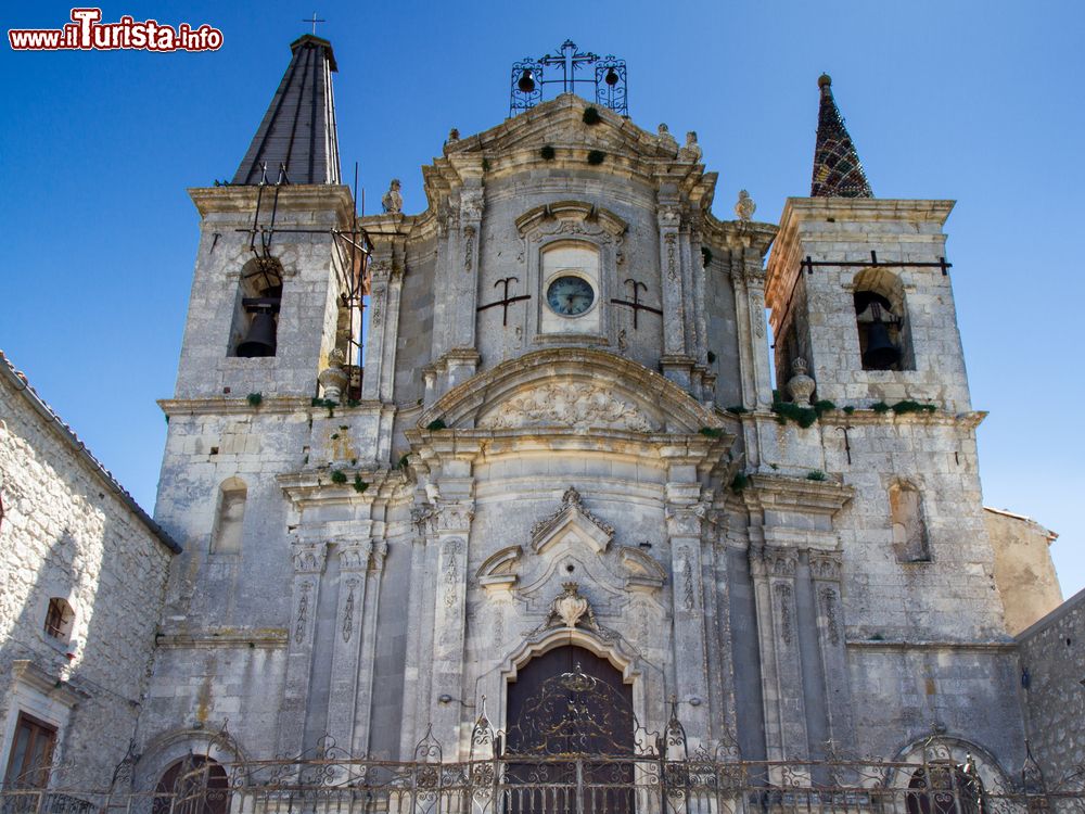 Immagine La chiesa di Santa Maria di Loreto a Petralia Soprana, Sicilia. Questa antica fortezza venne trasformata in chiesa dai carmelitani scalzi e rifatta nel 1750 con pianta a croce greca.