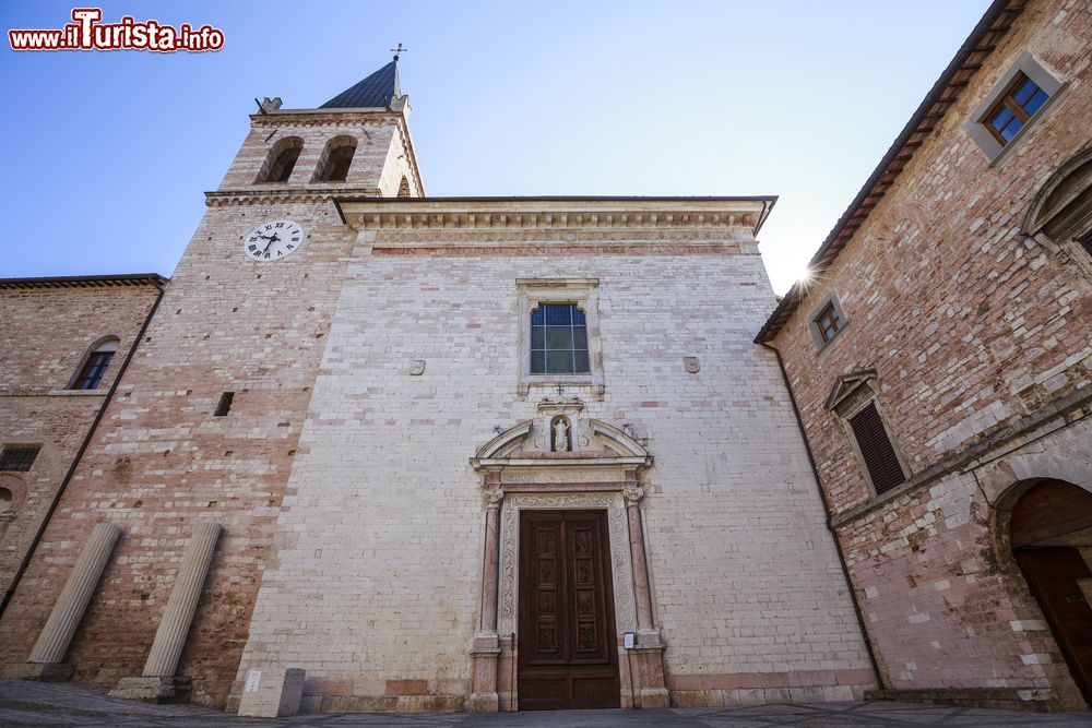 Immagine La chiesa di Santa Maria Maggiore a Spello, Umbria. Costruita sui resti di un antico tempio pagano, questa collegiata venne dedicata alla Natività e poi alla Madonna. La facciata originaria del XIII° secolo fu completamente rifatta nel corso del 600.