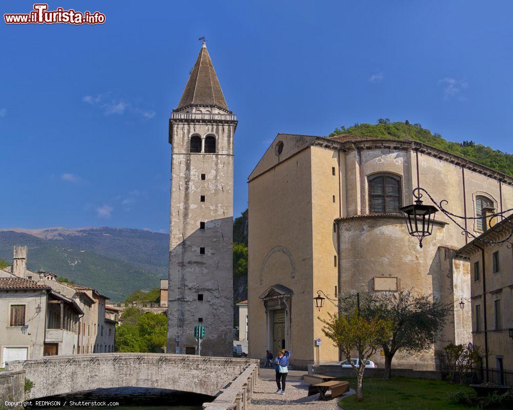 Immagine La chiesa di Santa Maria Nova a Serravalle, Vittorio Veneto, provincia di Treviso. Innalzato all'inizio del XIV° secolo, il duomo di Serravalle è affacciato sul fiume Meschio  - © REDMASON / Shutterstock.com