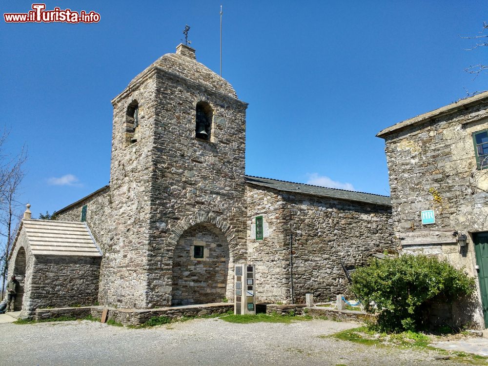 Immagine La chiesa di Santa Maria Reale a Pedrafita do Cebreiro sul Cammino di Santiago, Lugo, Spagna.