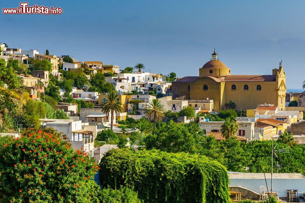 Immagine La chiesa di Santa Marina a Salina, Isole Eolie