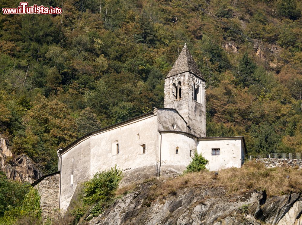 Immagine La Chiesa di Santa Perpetua domina Tirano dall'alto