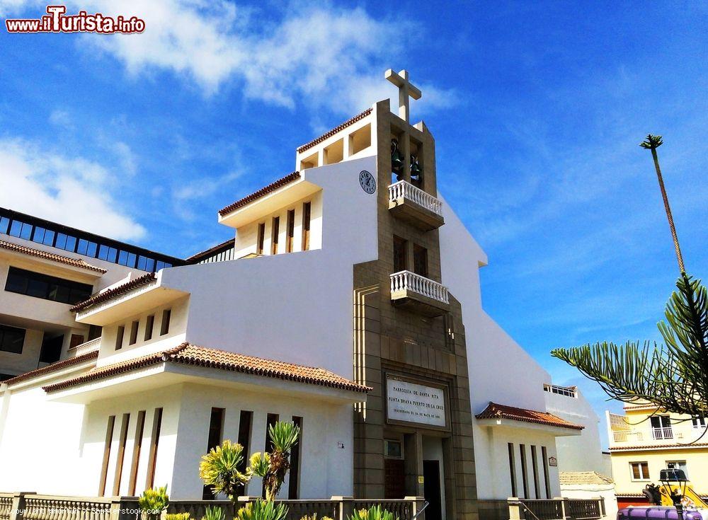 Immagine La chiesa di Santa Rita nei pressi di Playa Martianez a Puerto de la Cruz, Tenerife, in una giornata estiva (Spagna) - © phortun / Shutterstock.com