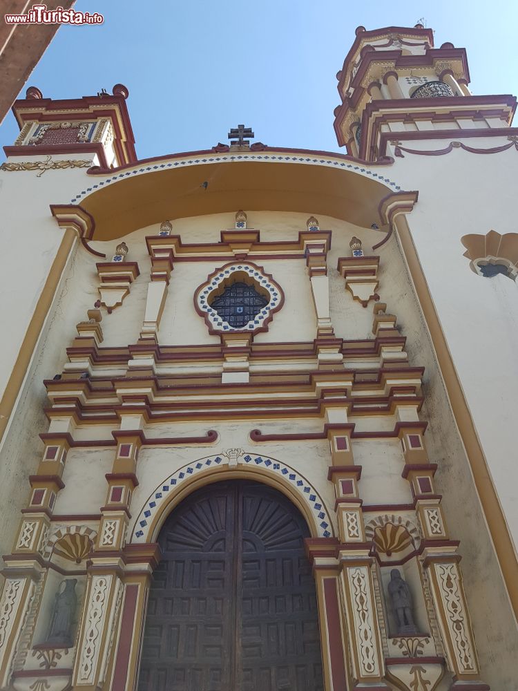 Immagine La chiesa di Santa Veracruz nel centro storico di Toluca, Messico. Ai lati della facciata, decorata e impreziosita da statue, si innalzano i due campanili.