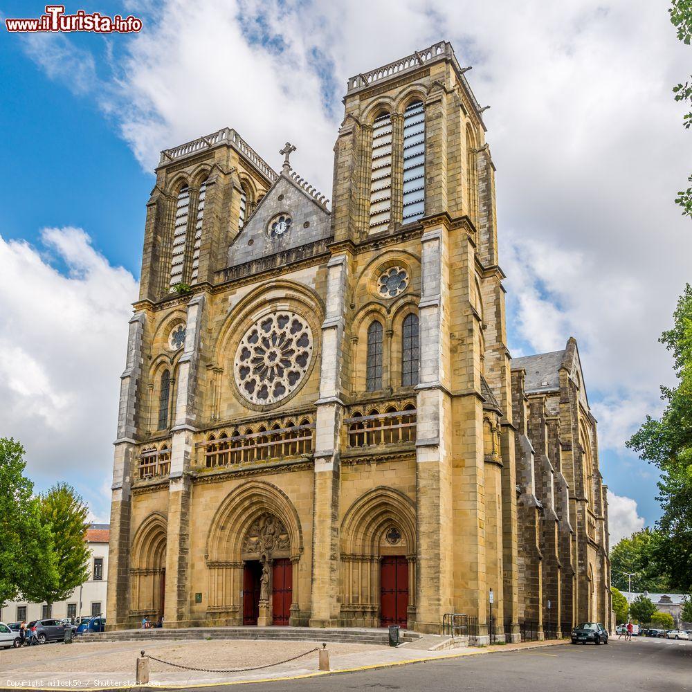 Immagine La chiesa di Sant'Andrea a Bayonne, Francia. La città si trova alla confluenza dei fiumi Nive e Adour nel nord della regione Basca in Nuova Aquitania - © milosk50 / Shutterstock.com