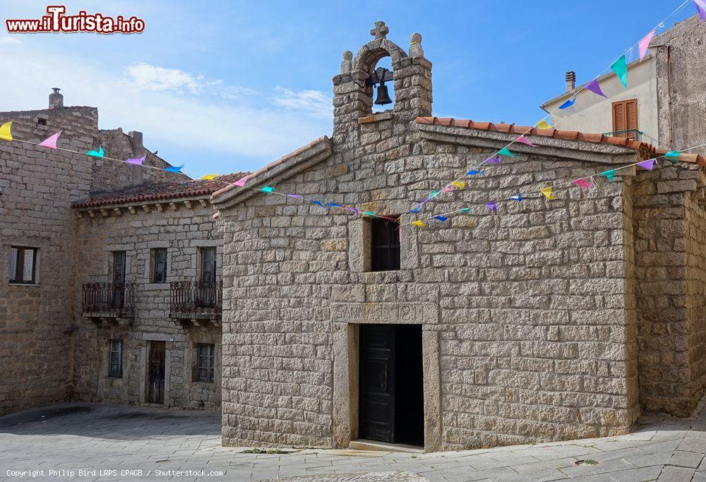 Immagine La chiesa di Sant'Anna a Arzachena, Sardegna. Pur con la sua semplicità architettonica, questo edificio religioso è uno dei più importanti di tutto il Comune - © Philip Bird LRPS CPAGB / Shutterstock.com