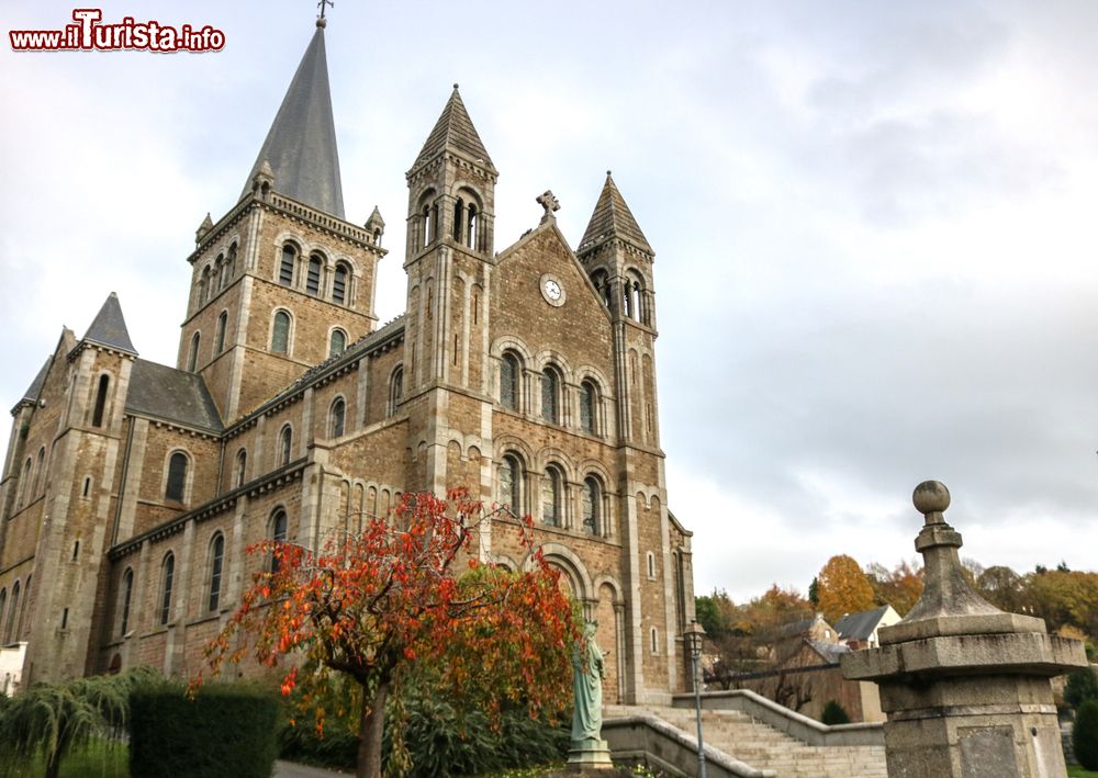 Immagine La chiesa di Sant'Anna nel Comune di Vire, dipartimento di Calvados, Normandia (Francia). Costruito in stile romanico revival, questo edificio sorge di fronte all'Hotel-Dieu.