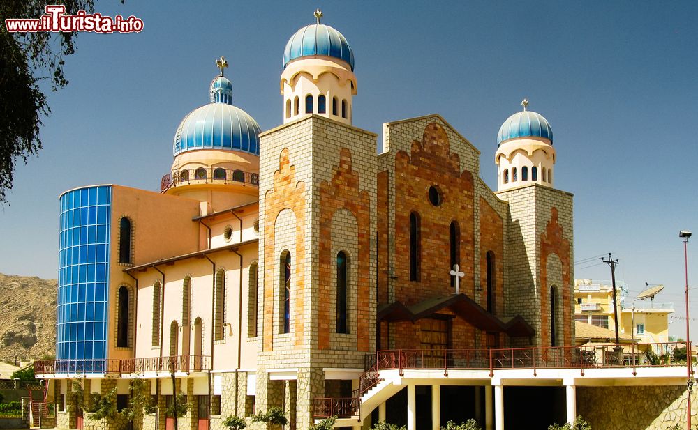 Immagine La chiesa di Sant'Antonio a Keren, Eritrea. Assieme a quella di San Michele, è una delle chiese cattoliche costruite in città. Elementi tipicamente orientali si intrecciano con tratti romanici e altri tipicamente moderni.