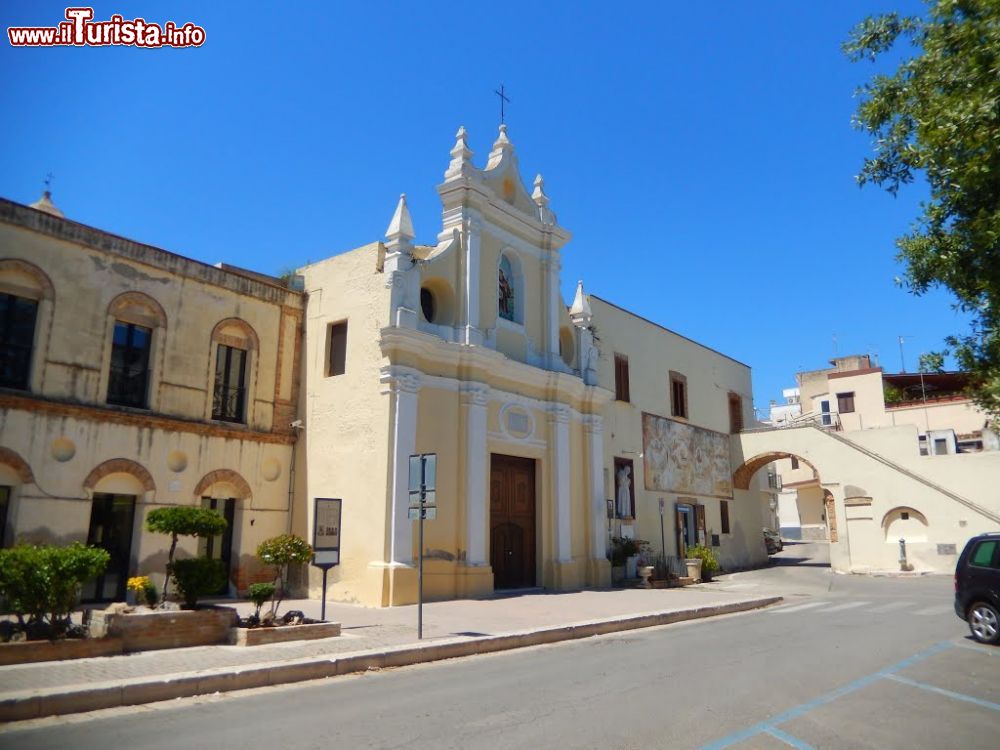 Immagine La Chiesa di Sant'Antonio da Padova nel centro storico  di Bernalda in Basilicata - © Sandra Pires / mapio.net