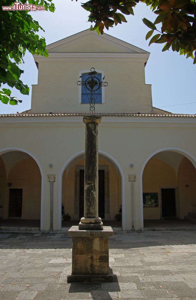 Immagine La chiesa di Sant'Erasmo a Formia, provincia di Latina, Lazio. La storia di questo luogo di culto risale al 303 d.C.; si presenta in stile rinascimentale a tre navate e all'interno ospita alcuni opere preziose fra cui un dipinto anonimo del XVIII° secolo, una lastra funeraria dei duchi di Marzano e e un altare settecentesco con una statua del santo. 