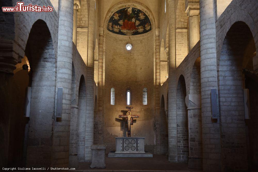 Immagine La chiesa di Sant'Eufemia a Spoleto, Umbria: sullo sfondo l'altare maggiore. Da tempo sconsacrato, questo luogo viene utilizzato per eventi artistici e culturali © Giuliana Iacovelli / Shutterstock.com