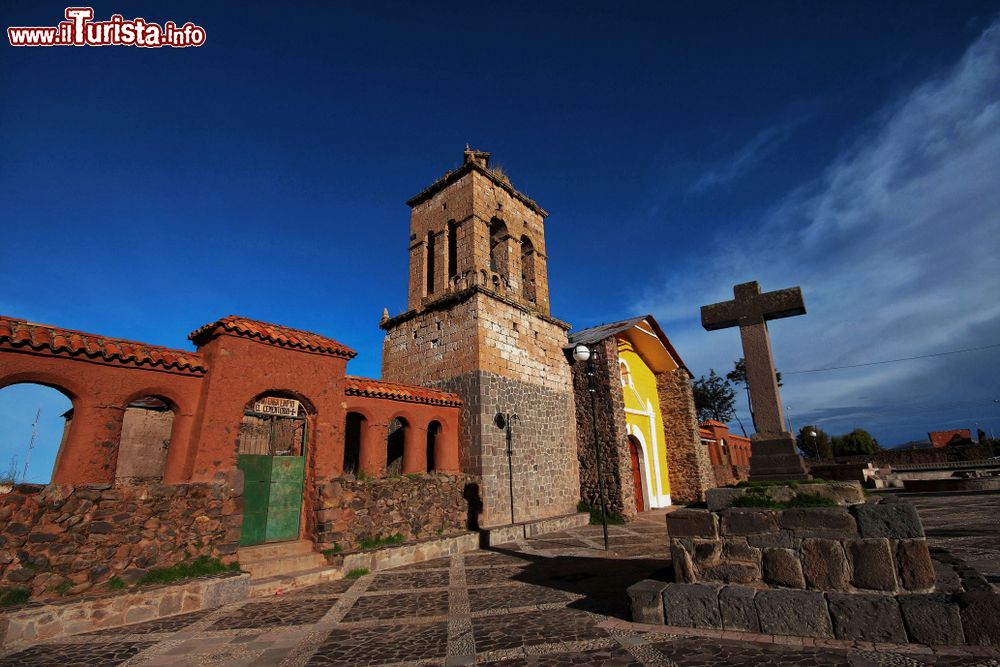 Immagine La chiesa di Santo Domingo nel distretto di Chucuito a Puno, Perù, fotografata al crepuscolo.
