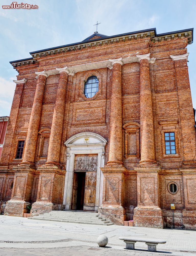 Immagine La chiesa di Santo Stefano a Alessandria, Piemonte. Edificata fra il 1741 e il 1773, è espressione del tardo barocco e del proto neoclassico. L'interno è ricco di oepre pregevoli.